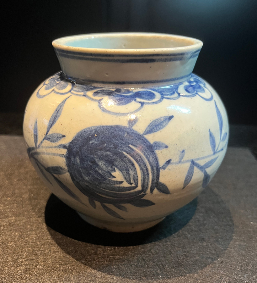李朝染付花草文壺